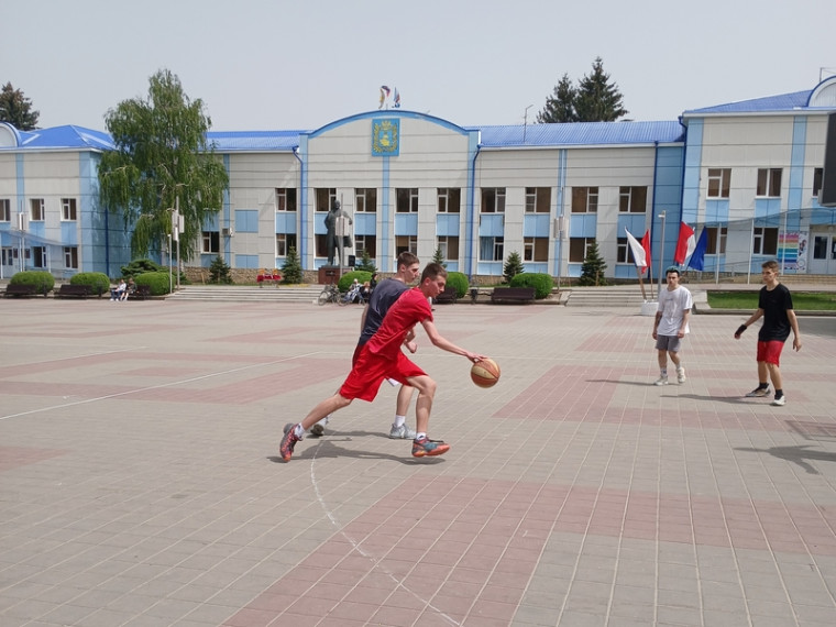 Уличный баскетбол.